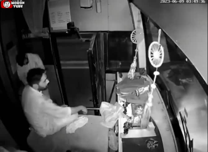 Video :He slips from a bus while dozing off on his feet!